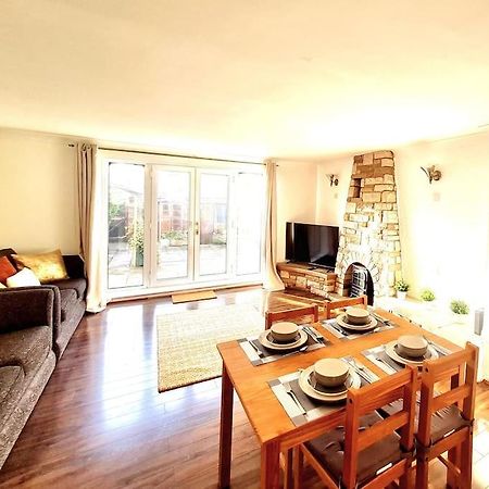 Cosy Luxurious 3 Bedroom House, Free Parking, Free Wifi, Private Garden, Free Netflix Havering Esterno foto