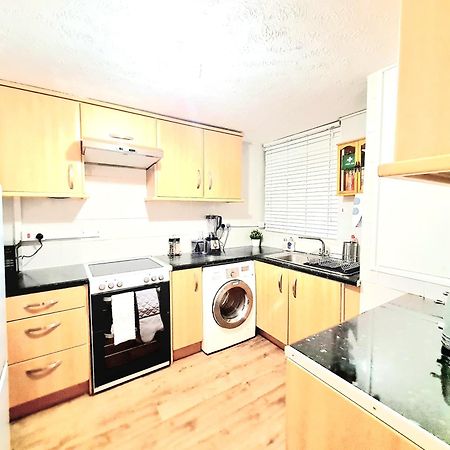 Cosy Luxurious 3 Bedroom House, Free Parking, Free Wifi, Private Garden, Free Netflix Havering Esterno foto