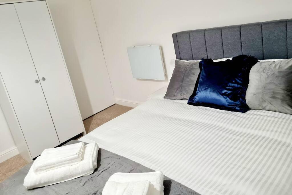 Cosy Luxurious 3 Bedroom House, Free Parking, Free Wifi, Private Garden, Free Netflix Havering Esterno foto