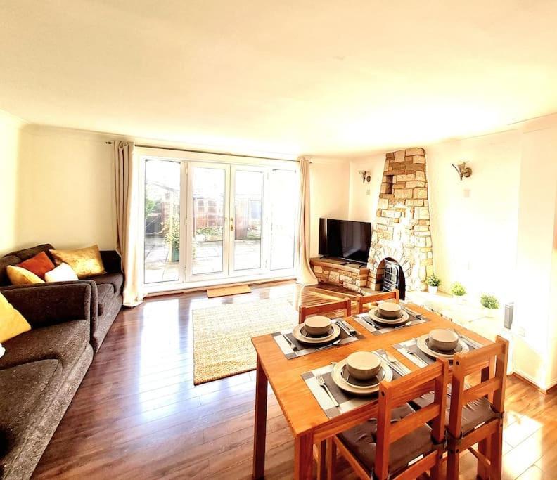 Cosy Luxurious 3 Bedroom House, Free Parking, Free Wifi, Private Garden, Free Netflix Havering Esterno foto