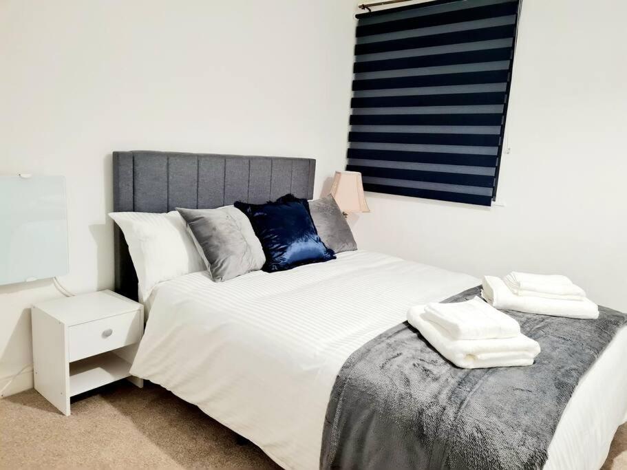 Cosy Luxurious 3 Bedroom House, Free Parking, Free Wifi, Private Garden, Free Netflix Havering Esterno foto