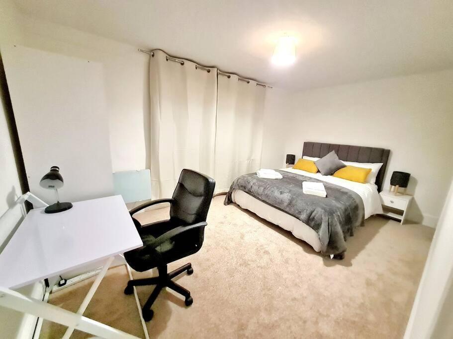 Cosy Luxurious 3 Bedroom House, Free Parking, Free Wifi, Private Garden, Free Netflix Havering Esterno foto