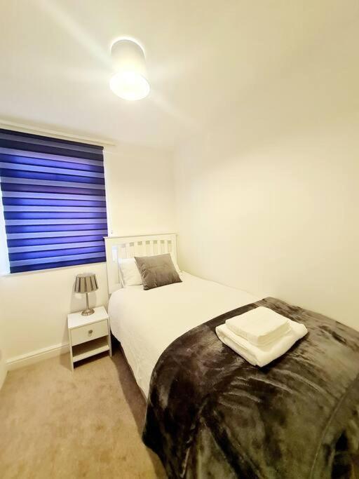 Cosy Luxurious 3 Bedroom House, Free Parking, Free Wifi, Private Garden, Free Netflix Havering Esterno foto