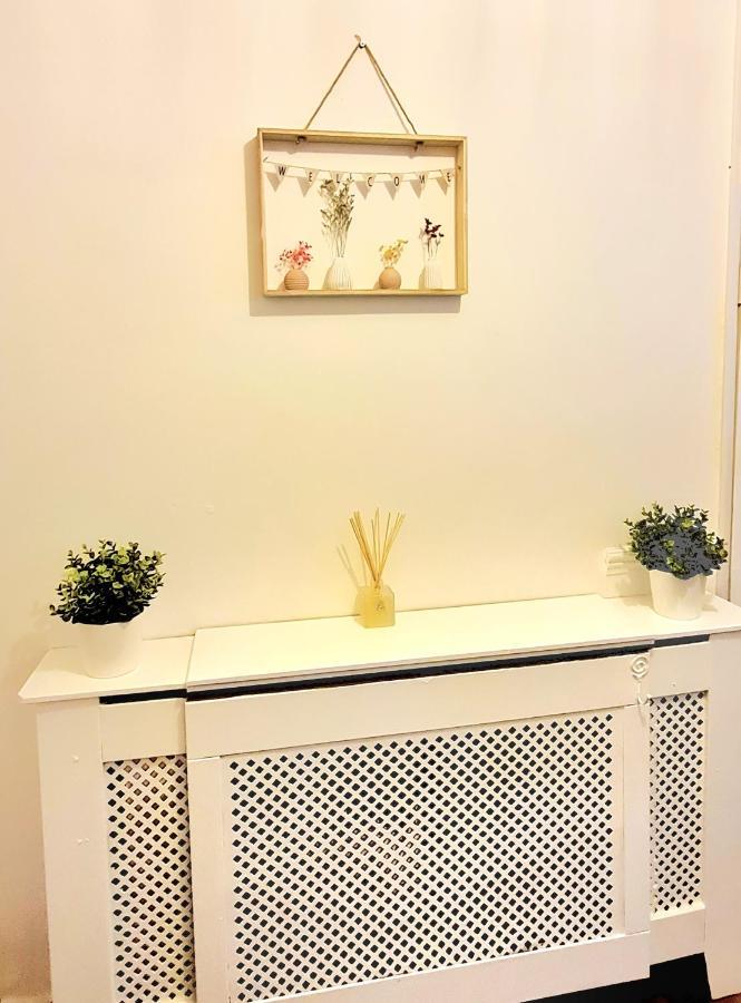 Cosy Luxurious 3 Bedroom House, Free Parking, Free Wifi, Private Garden, Free Netflix Havering Esterno foto