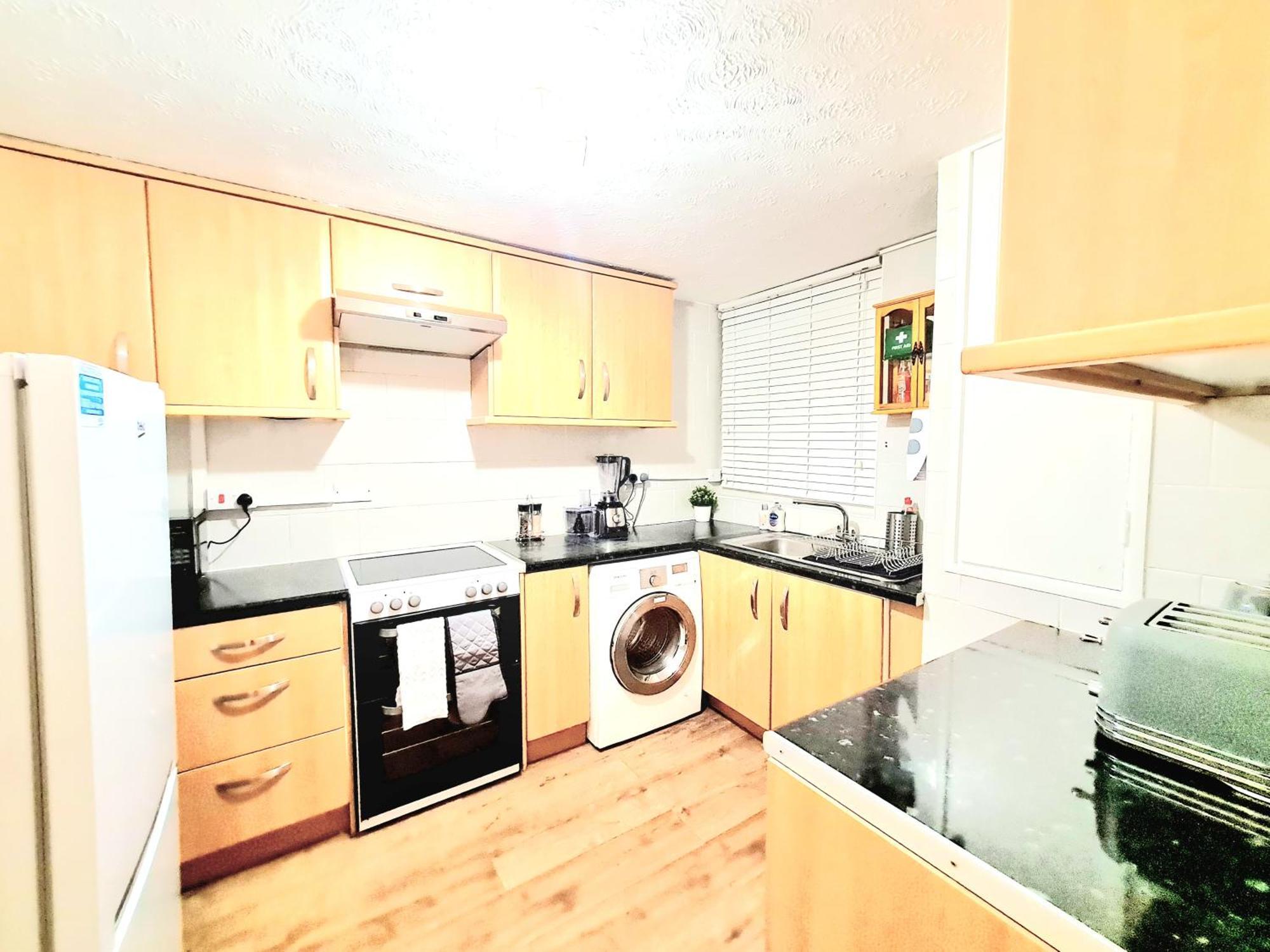 Cosy Luxurious 3 Bedroom House, Free Parking, Free Wifi, Private Garden, Free Netflix Havering Esterno foto